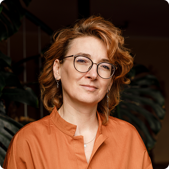 A profile pic of a woman